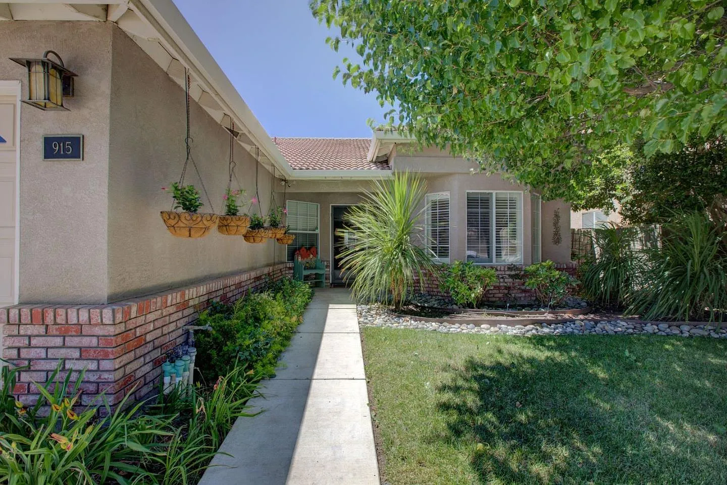 915 Kathy St photo 1