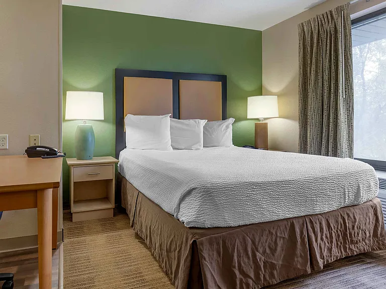 Deluxe Studio - 1 Queen Bed