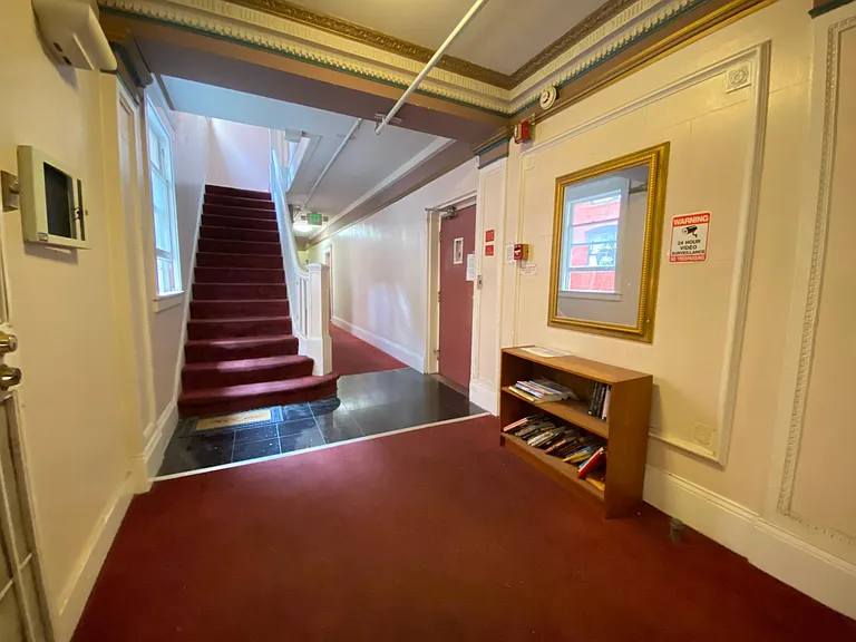 Palace Court Apartments — Photo 10