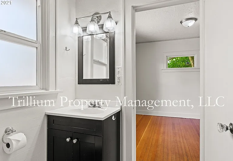 6425 N Curtis Ave — Photo 16