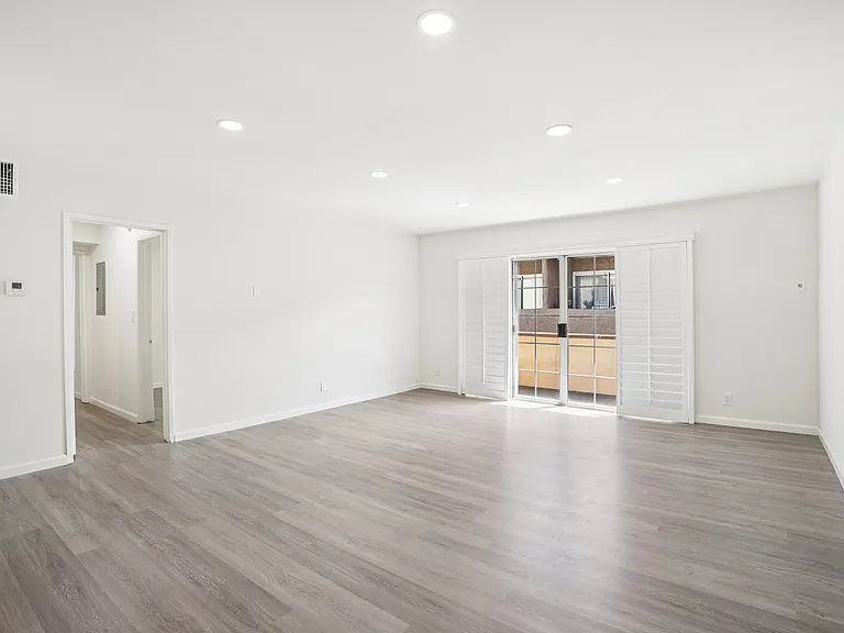 Willis Apartments — Photo 10
