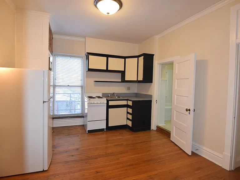 Greystone Court Apartments — Photo 8