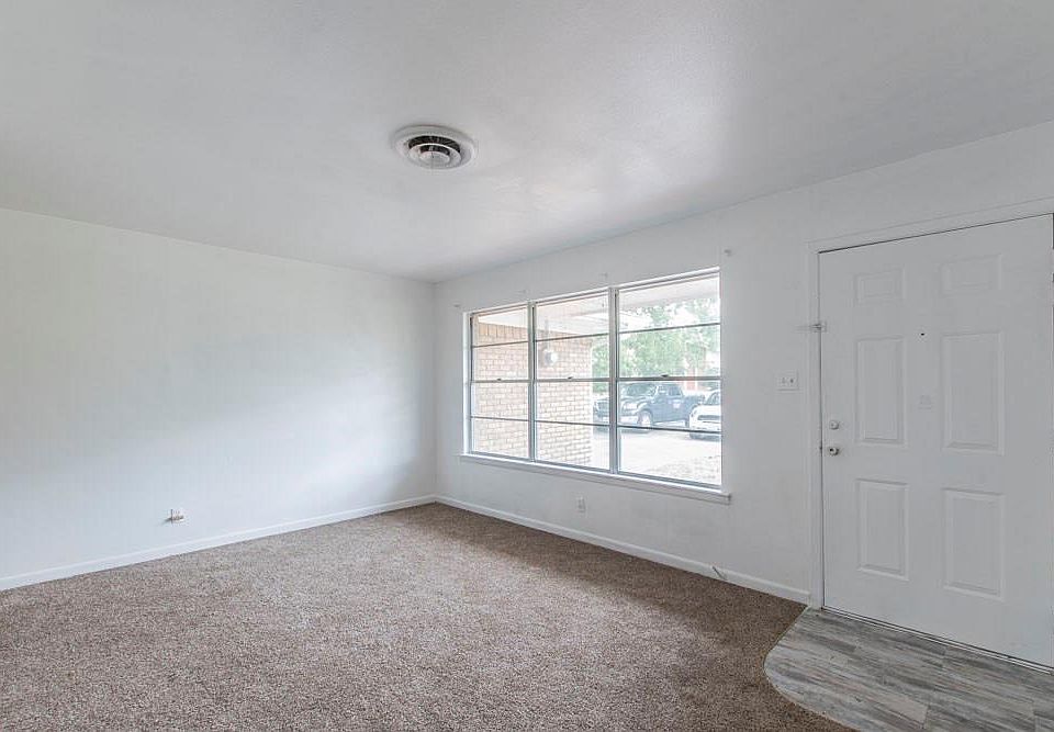 1st image of 2615 Webb Ave