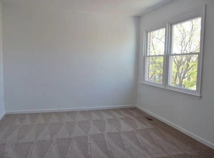 1506 Kemper St — Photo 8
