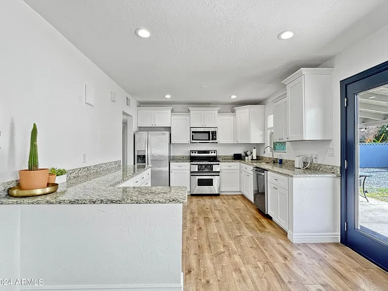 1415 W 7th St — Photo 10