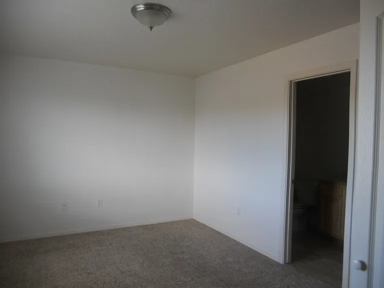 126 NE Lotus Ct — Photo 14
