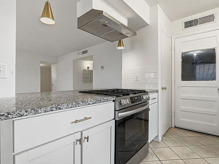 10837 Gemstone St — Photo 8