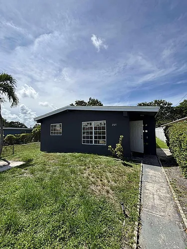2325 Hope St Photo 1