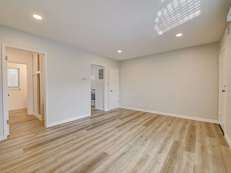 7044 Lanewood Ave — Photo 10