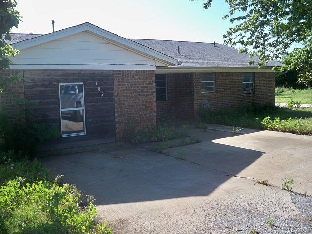 1st image of 302 S 1st St