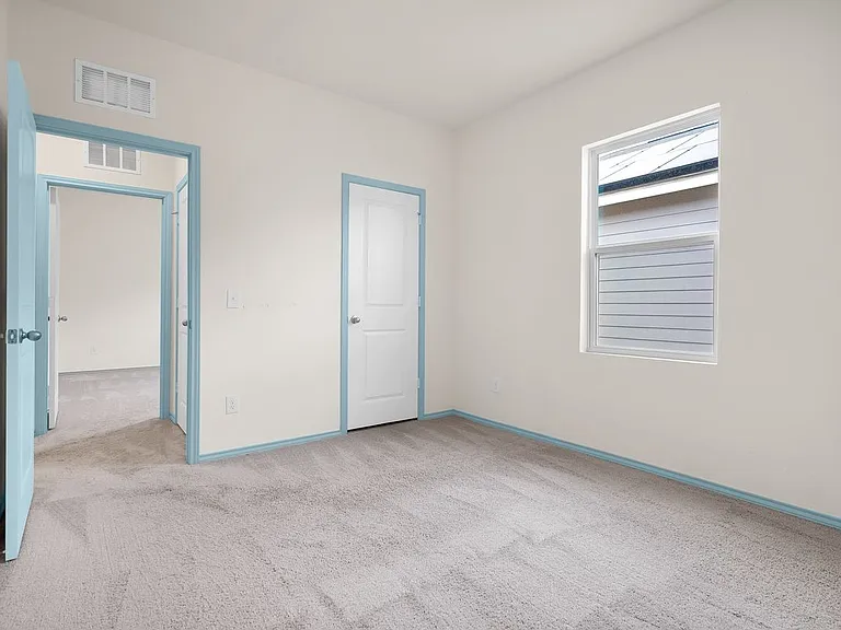 5010 Jovian — Photo 13