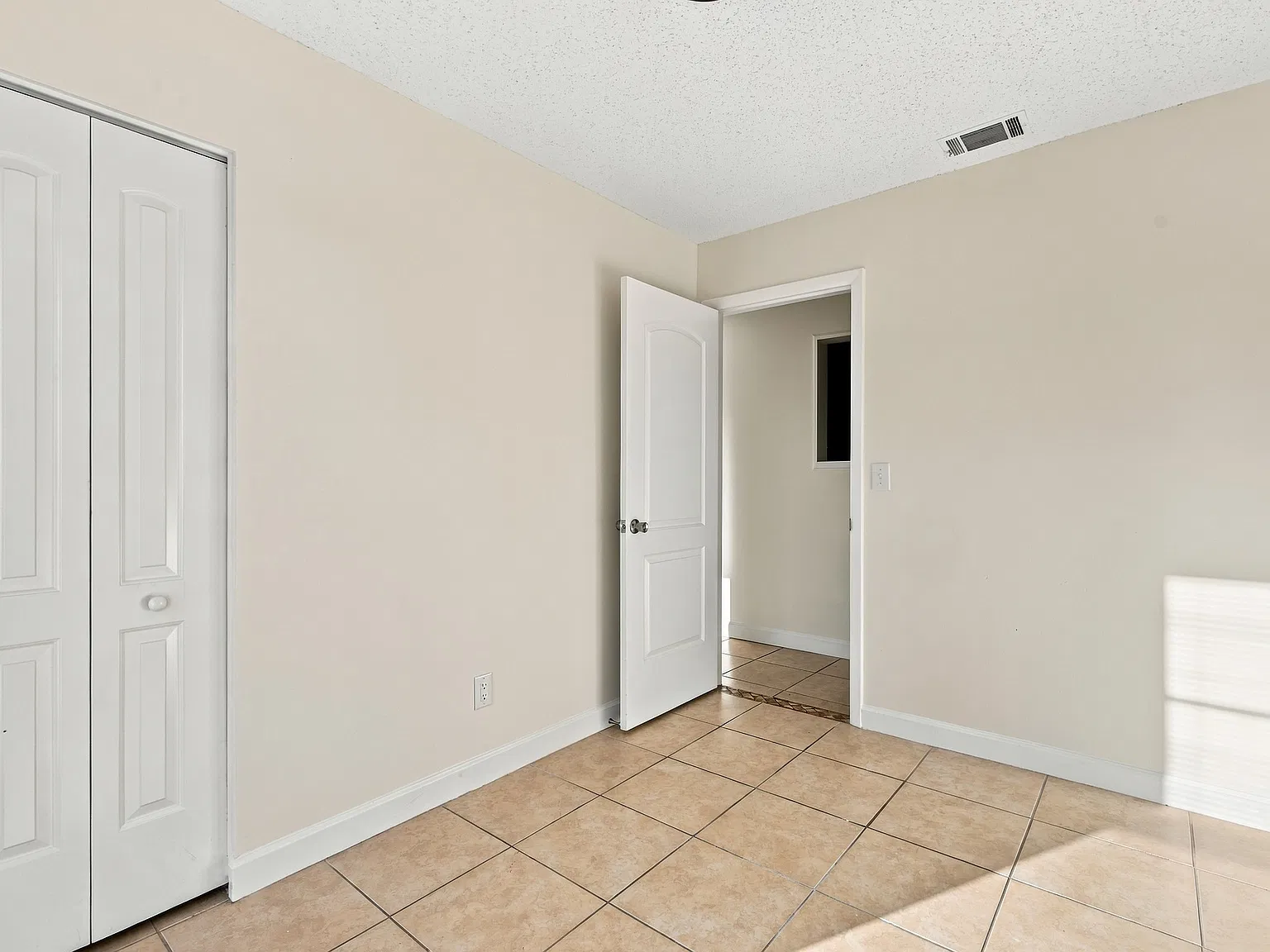 3 bed, 2.0 bath, 1040 sqft, $1,695 — Photo 4