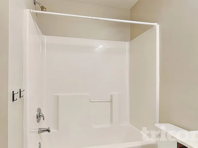 1042 Sutherland Dr — Photo 12