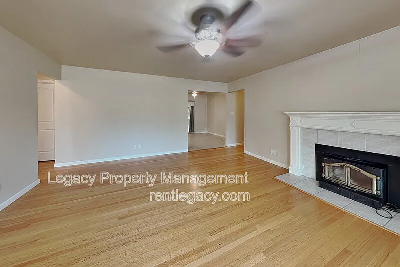 3 bed, 2.0 bath, 1256 sqft, $2,595 — Photo 2