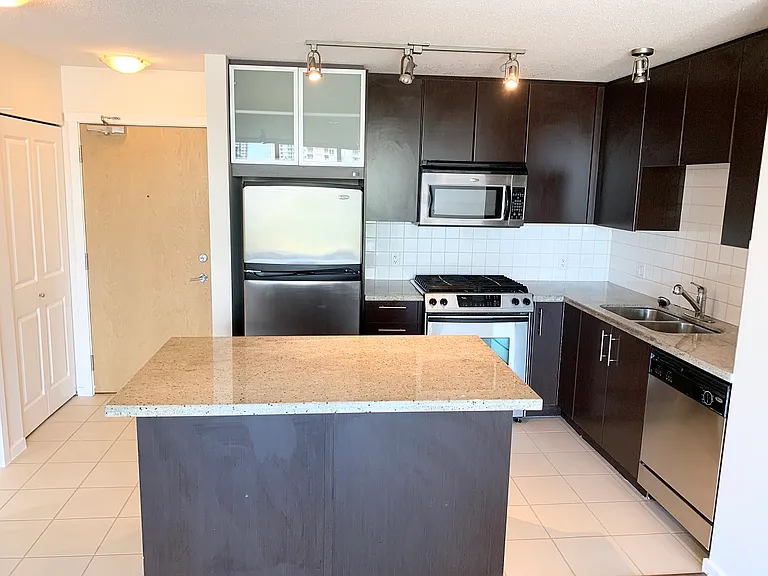 2289 Yukon Cres #1105 — Photo 3