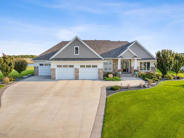 417 Trent Jones Dr, Oxbow, ND 58047