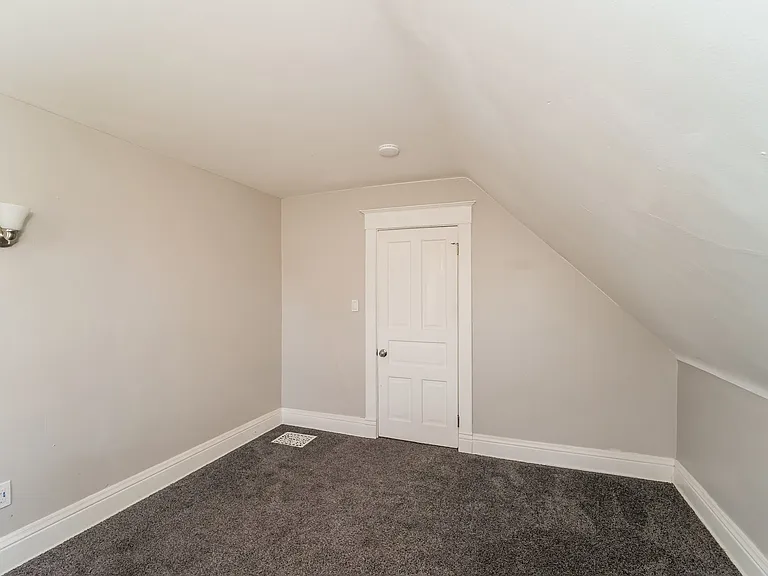 921584_028_bedroom_13421625.jpg