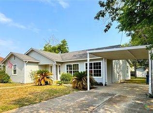 705 E 4th St, Nixon, TX 78140