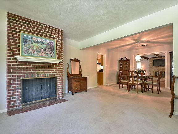 4th image of 17 Pinewood Dr