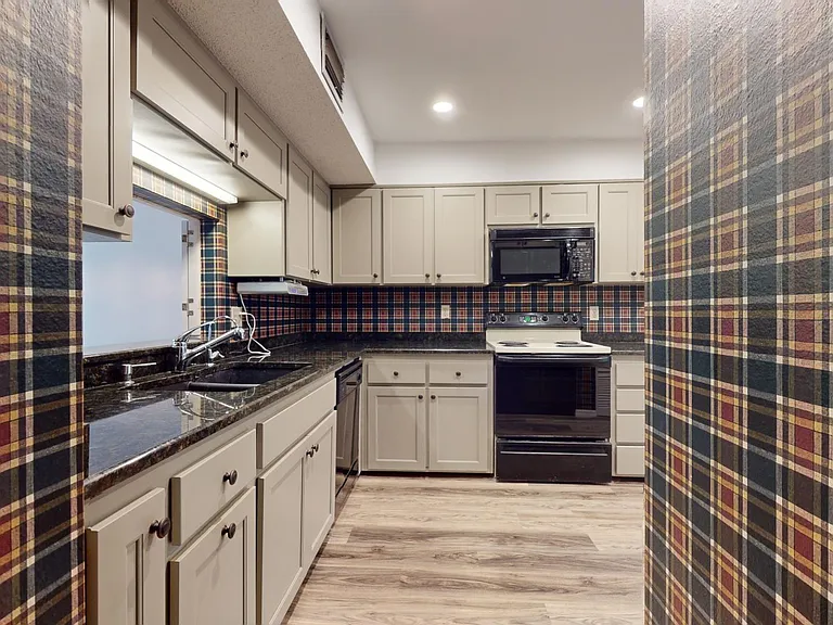 5166 Lancewood Dr — Photo 10