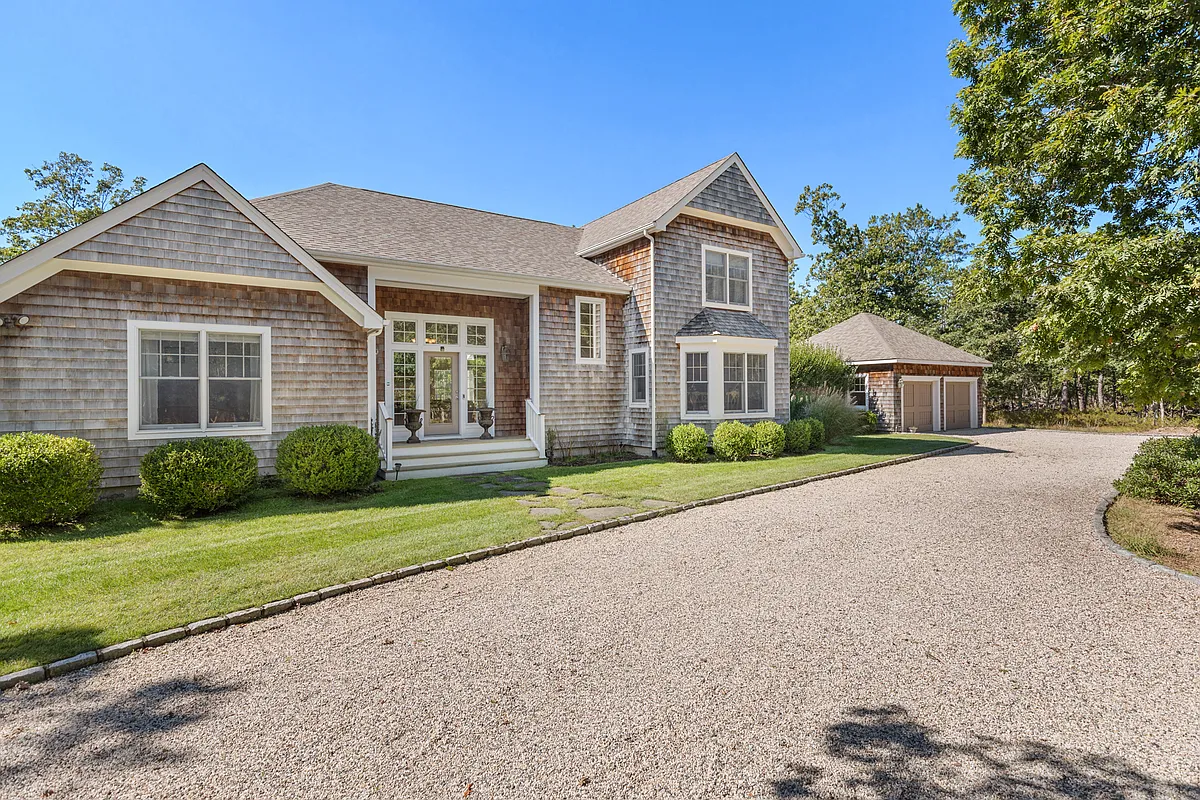 Building Photo - 565 Wainscott Northwest Rd