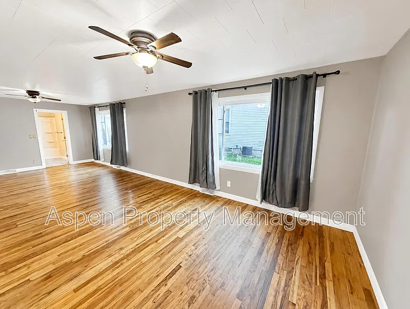 3 bed, 1.0 bath, 1942 sqft, $1,300 — Photo 4