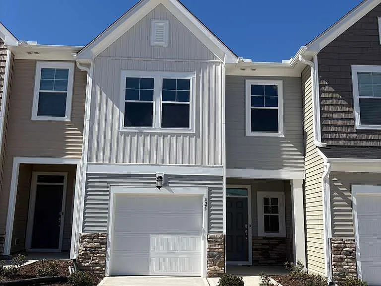425 Venetian Dr — Photo 1