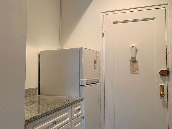 5th image of 224 E 10th St APT 1