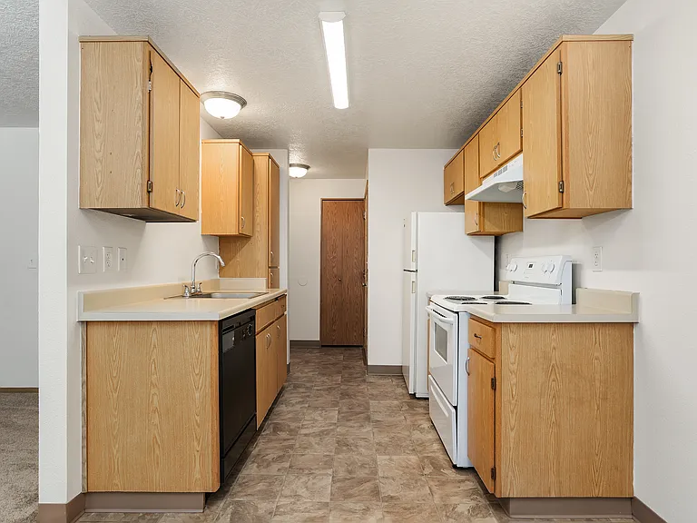 Redwood Square Apartments — Photo 17