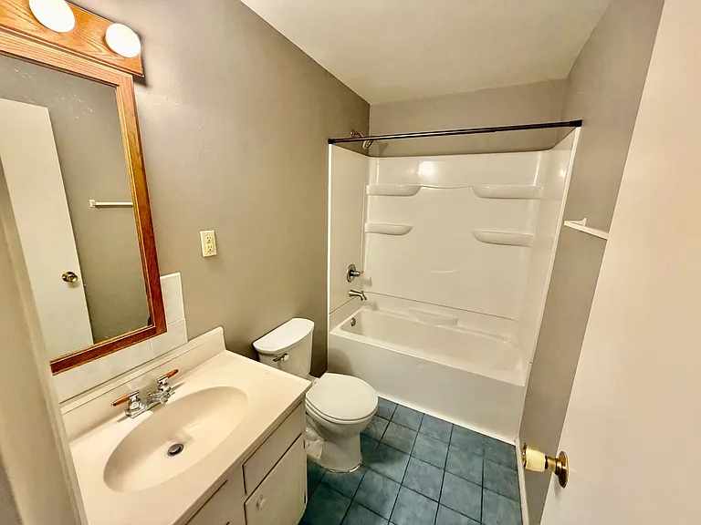 1240 Dogwood Ln — Photo 4