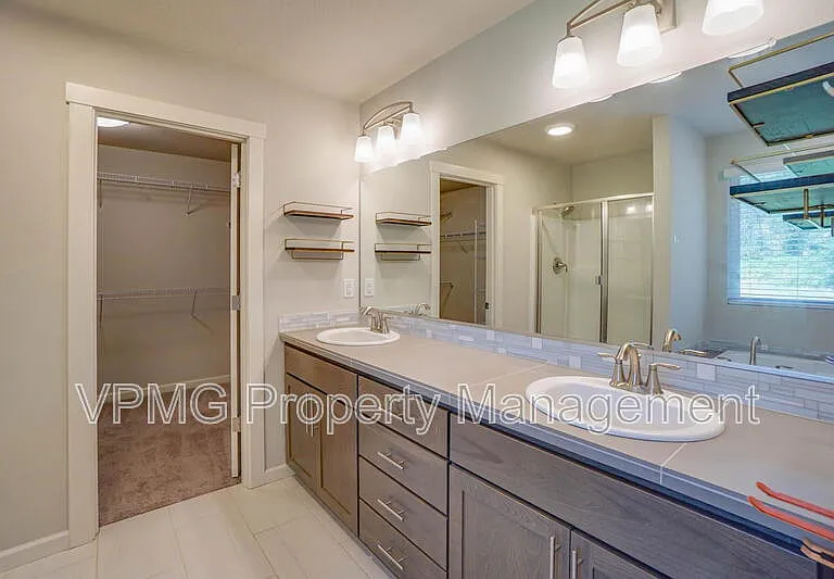 6301 N 89th Ave — Photo 29