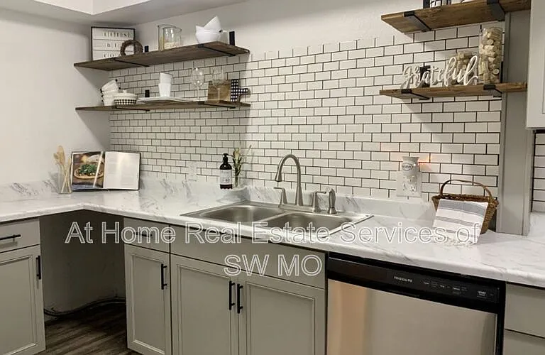 1438 E Elm St #18 — Photo 6