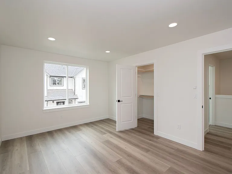 1104 W Lauridsen Blvd #1-4 — Photo 31