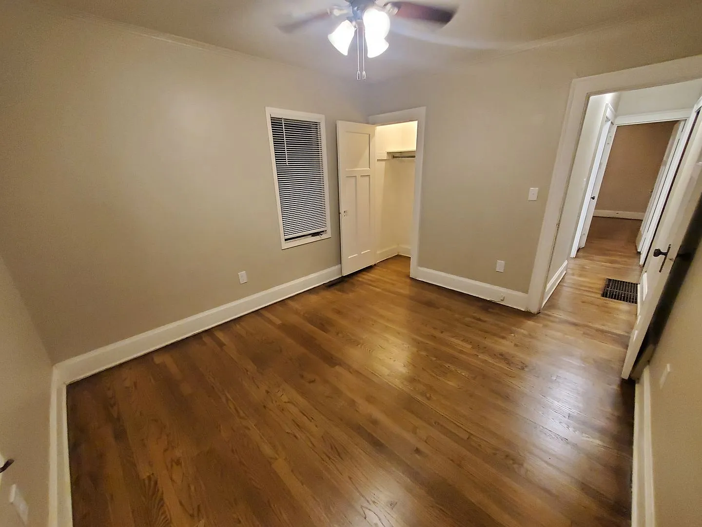 2 Bedroom, 1 Bathroom home with large garage — Photo 3