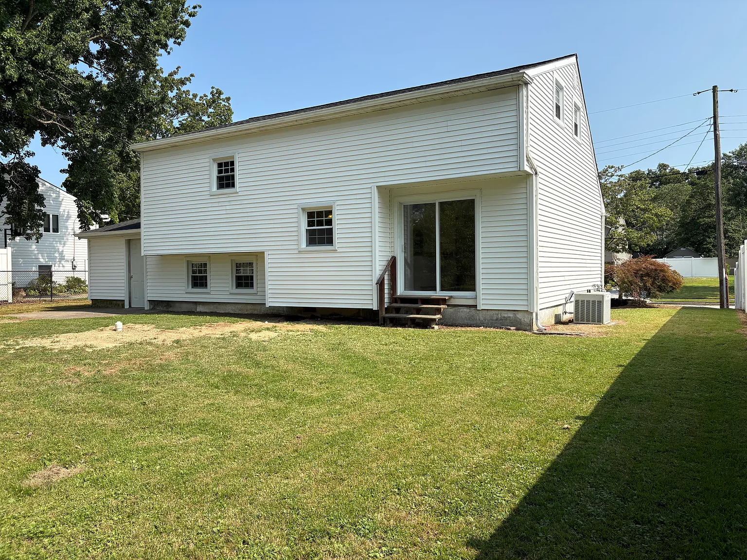 3 bed, 1.5 bath, 1656 sqft, $2,600 — Photo 4