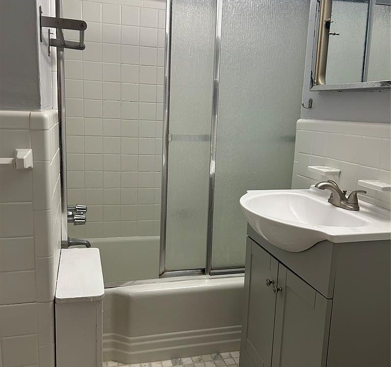 2nd image of 415 Claremont Ave #C006a