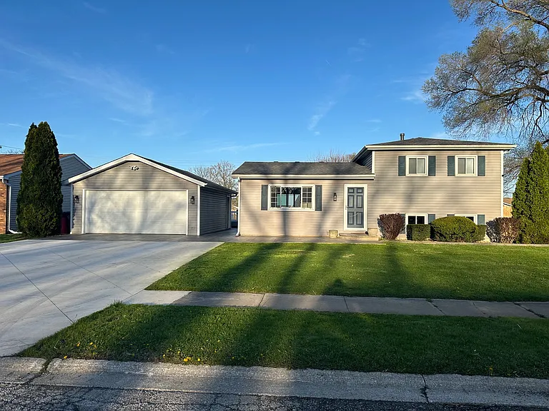 561 Eastwood Dr — Photo 3
