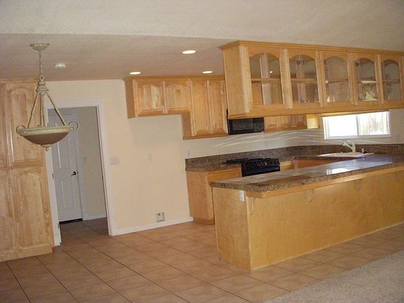 Kitchen w/granite counters