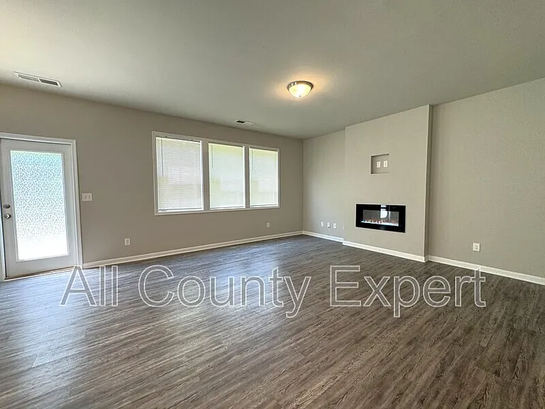 21 Stanford Ct — Photo 8