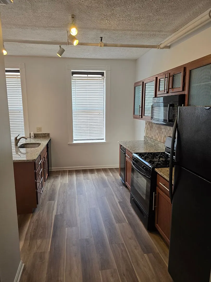 Beautiful And Spacious 1 Bedroom Apartment Downtown! Must See! — Photo 3