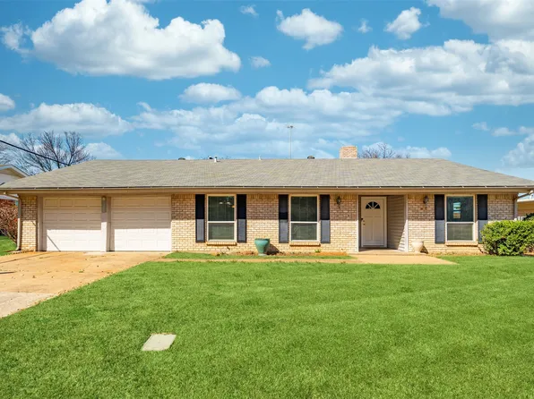 6725 Corona Dr, North Richland Hills, TX 76180