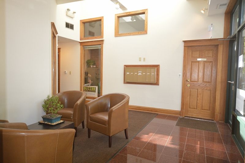 2nd image of 611 W Briar Pl Ste 8