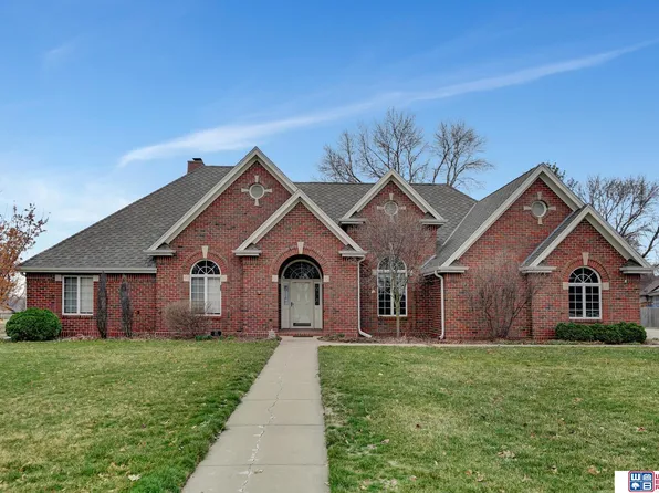 677 E Pinewood Ave, Seward, NE 68434