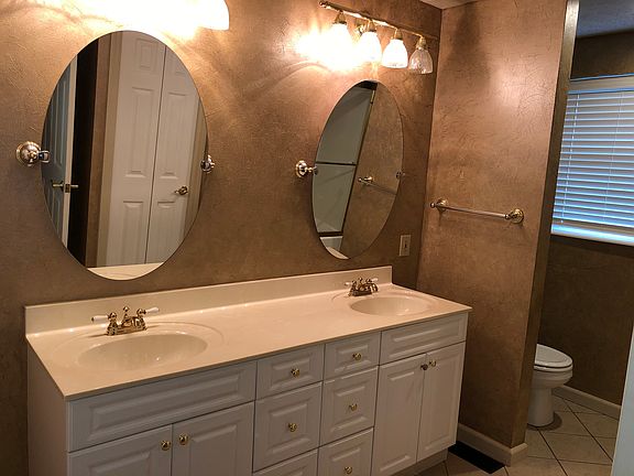 Main floor master bathroom 