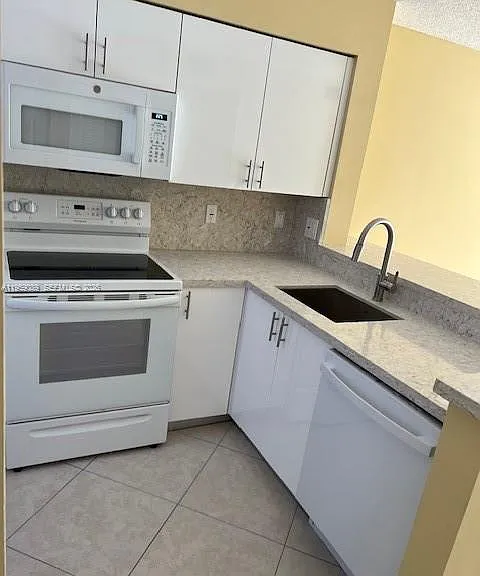 2226 N Cypress Bend Dr #210 — Photo 9