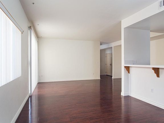 3rd image of 4328 Mammoth Ave APT 302