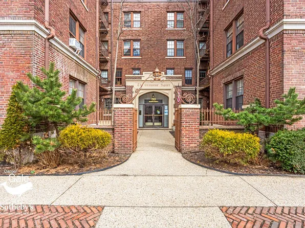 150 Burns St, Flushing, NY 11375