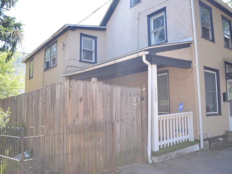 308 Walnut St — Photo 15