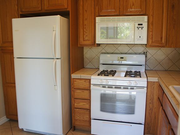 Kitchen includes refrig & microwave