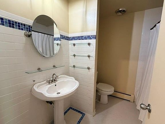 3rd image of 4913 Crooks Rd APT G5